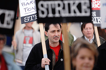 Patric Verrone (C), President of Writers Guild of America, West, joins striking writers as they picket in front of NBC studios in Burbank, California January 2, 2008. REUTERS/Phil McCarten (UNITED STATES) (Â© Phil Mccarten / Reuters)