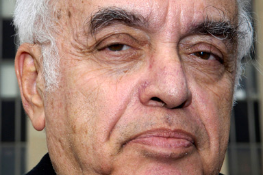 Syndicated columnist Robert Novak leaves a federal court house after testifying in the perjury trial of Lewis "Scooter" Libby, former chief of staff to U.S. Vice President Dick Cheney in Washington February 12, 2007.