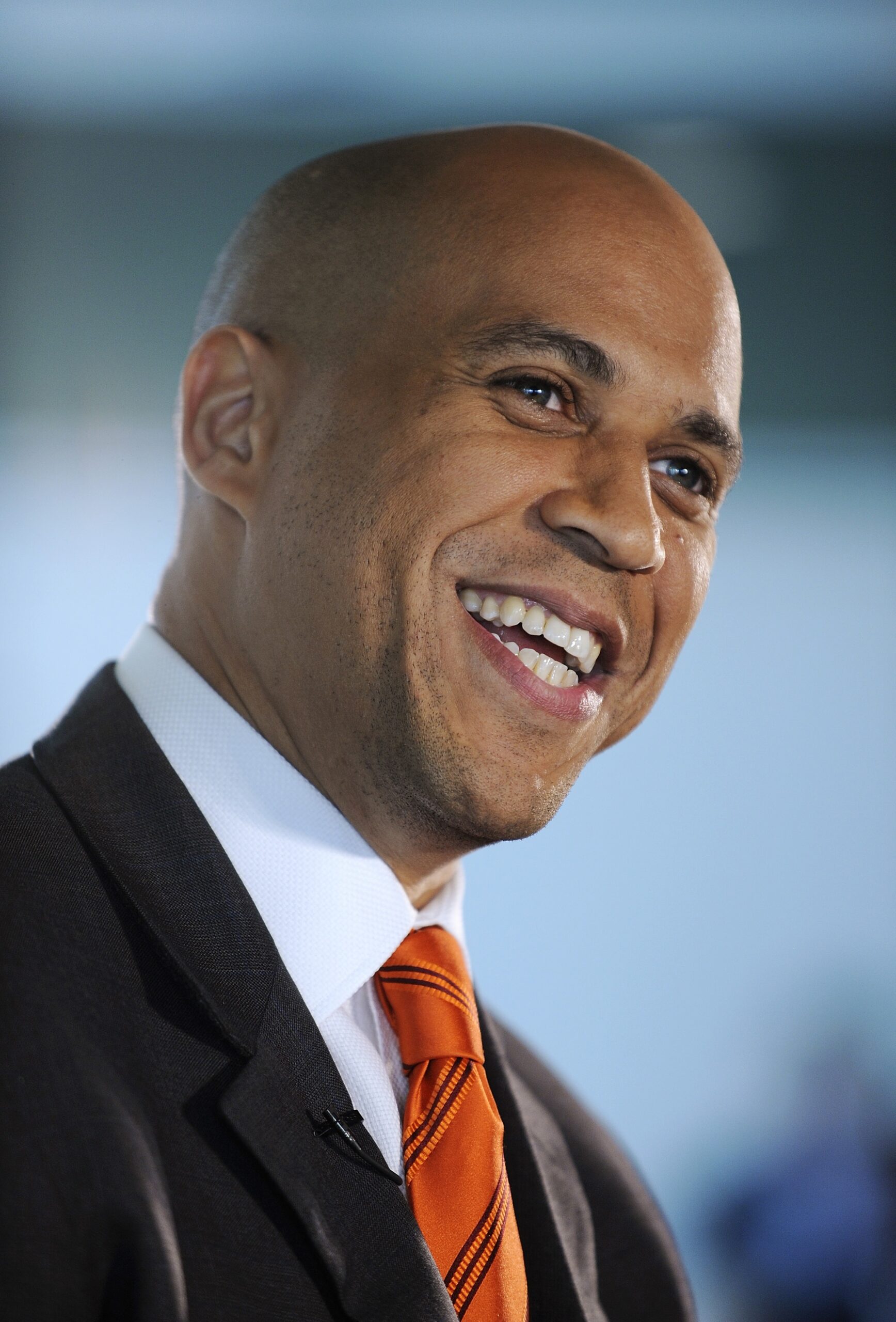 Cory Booker, Mayor of Newark, New Jersey, smiles during an interview at the Newseum in Washington October 2, 2009. The interview was part of the First Draft of History event, held by the Atlantic Magazine and the Aspen Institute to bring together newsmakers, historians and journalists.   REUTERS/Jonathan Ernst    (UNITED STATES POLITICS) (Reuters)