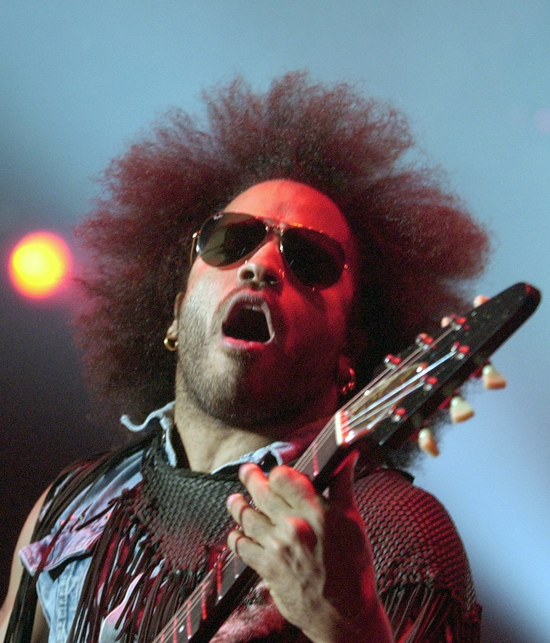** ARCHIV ** US-Rocker Lenny Kravitz waehrend eines Auftritts am 11. Juni 2002 in Zuerich.   Der 10-jaehrige Sohn  des ehemaligen deutschen Tennis-Weltstars Boris Becker, Noah,  spielt nach Angaben seines Vaters im neuen Video von US-Rockstar Lenny Kravits mit. Noah huepfe ein paar Mal mit seinem Skateboard durchs Bild, erzaehlte Becker. (AP Photo/Keystone/Gaetan Bally) (Associated Press)