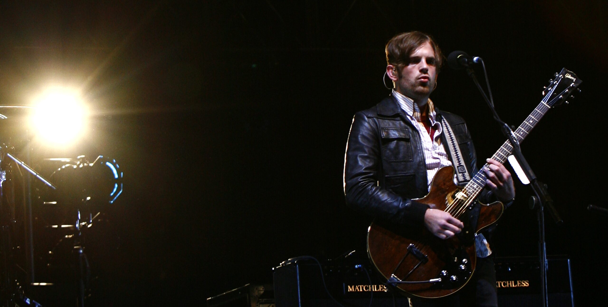 U.S. singer Caleb Followill of the Kings of Leon sings at the Glastonbury Festival 2008 in Somerset in south west England June 27, 2008. REUTERS/Luke MacGregor (BRITAIN) (Reuters)