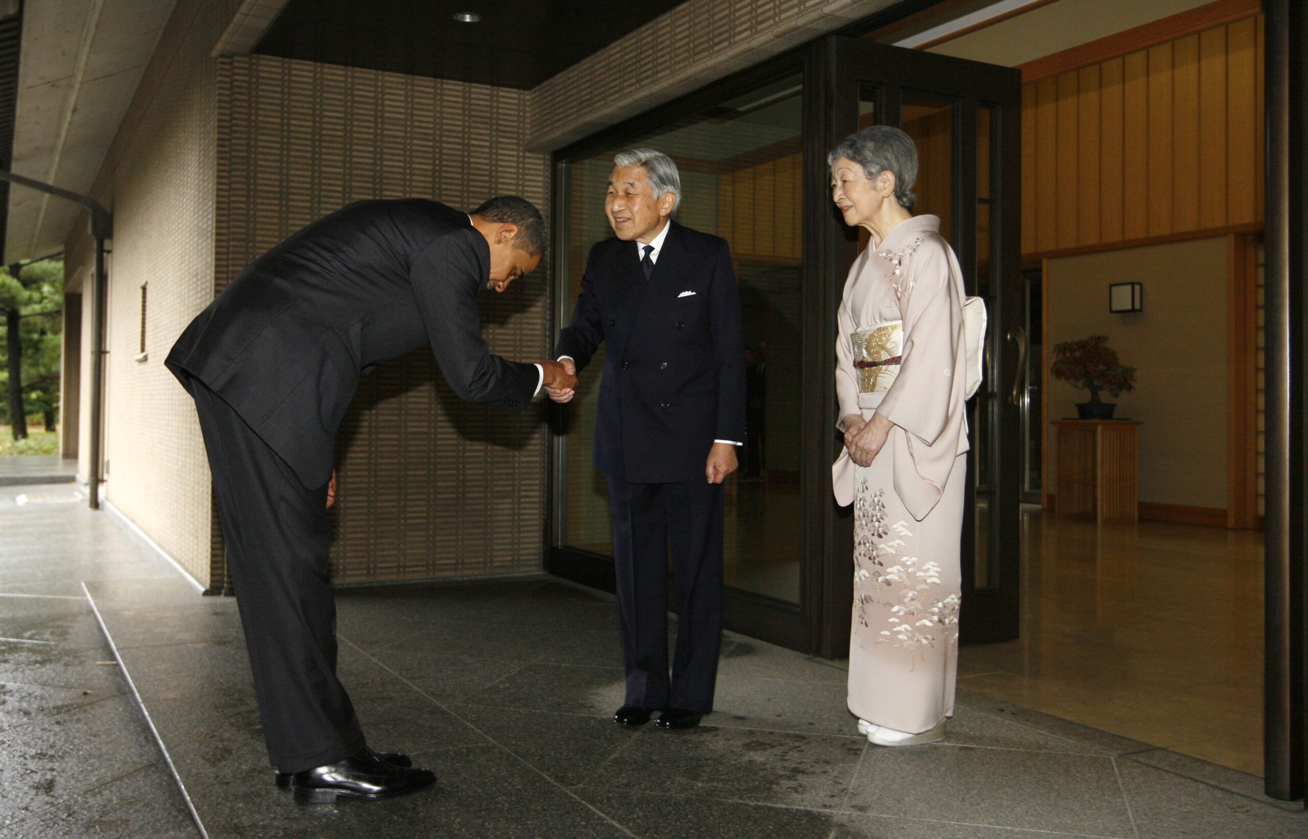 President Barack Obama bows as he is greeted by Japanese Emperor Akihito and Empress Michiko as he arrives at the Imperial Palace in Tokyo, Saturday, Nov. 14, 2009. (AP Photo/Charles Dharapak) (Charles Dharapak)