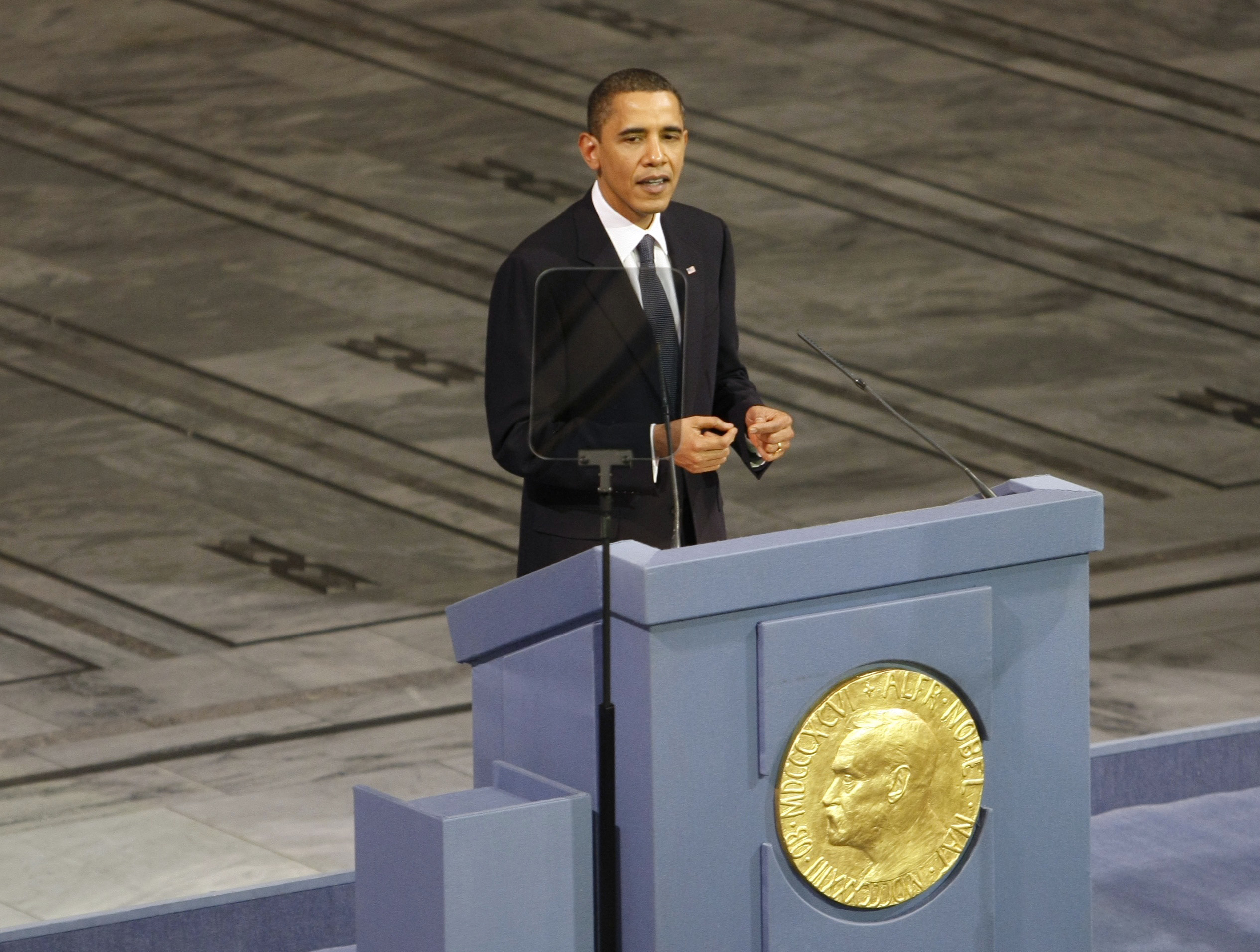 Nobel Peace Prize laureate U.S. President Barack Obama delivers the Nobel Lecture during the Nobel Peace Prize award ceremony in Oslo City Hall December 10, 2009.  The Nobel committee is awarding the peace prize to Obama for "his extraordinary efforts to strengthen international diplomacy and cooperation between peoples" and cited his push for nuclear disarmament.  REUTERS/Kevin Lamarque (NORWAY) (Reuters)