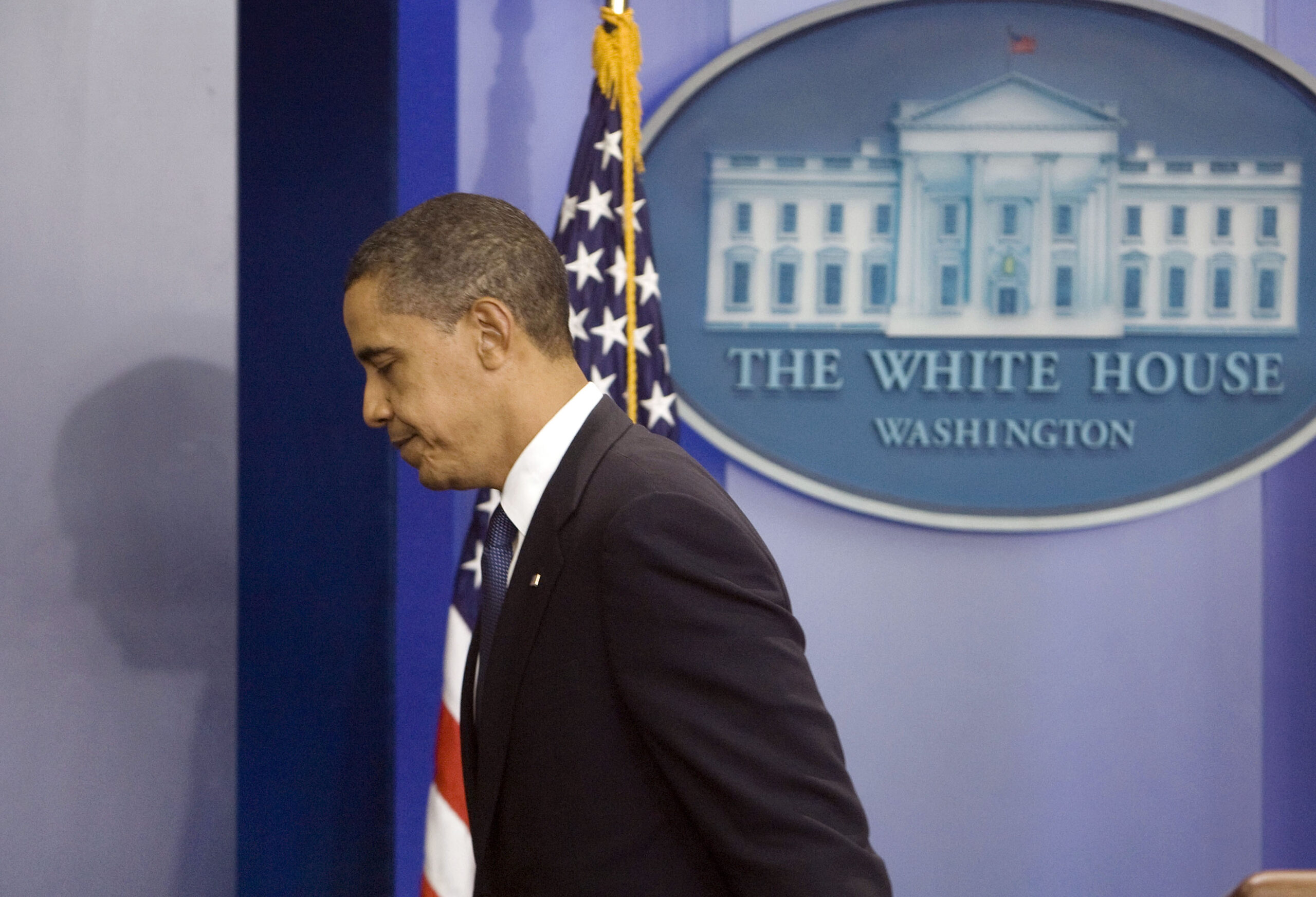 U.S. President Barack Obama leaves after speaking about healthcare reform in the press briefing room at the White House in Washington, November 5, 2009.   REUTERS/Larry Downing  (UNITED STATES POLITICS) (Reuters)