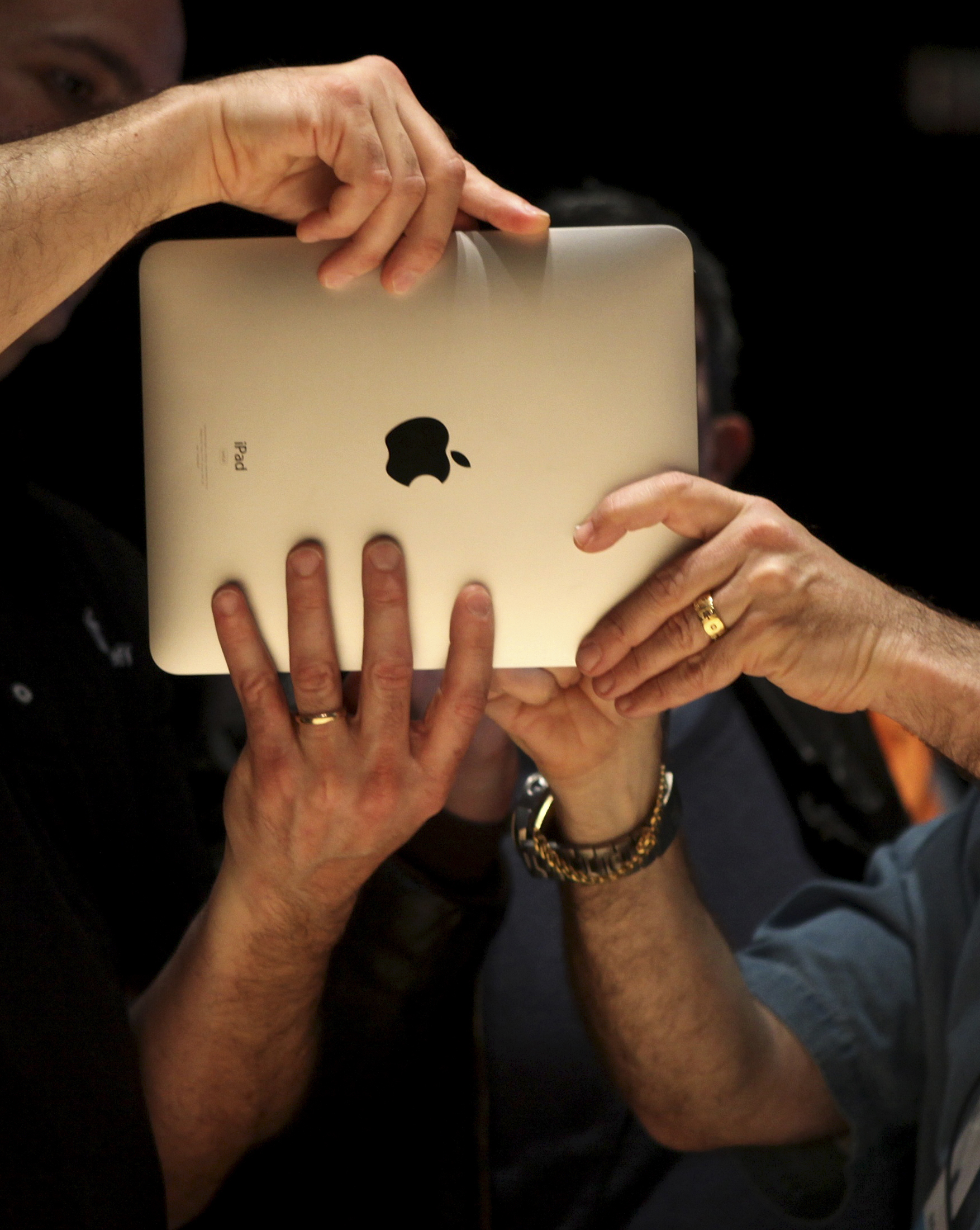 Members of the technology media try out Apple's  "iPad" , a new tablet computing device, after its launch event in San Francisco, California, January 27, 2010. REUTERS/Kimberly White (UNITED STATES - Tags: BUSINESS SCI TECH) (Reuters)
