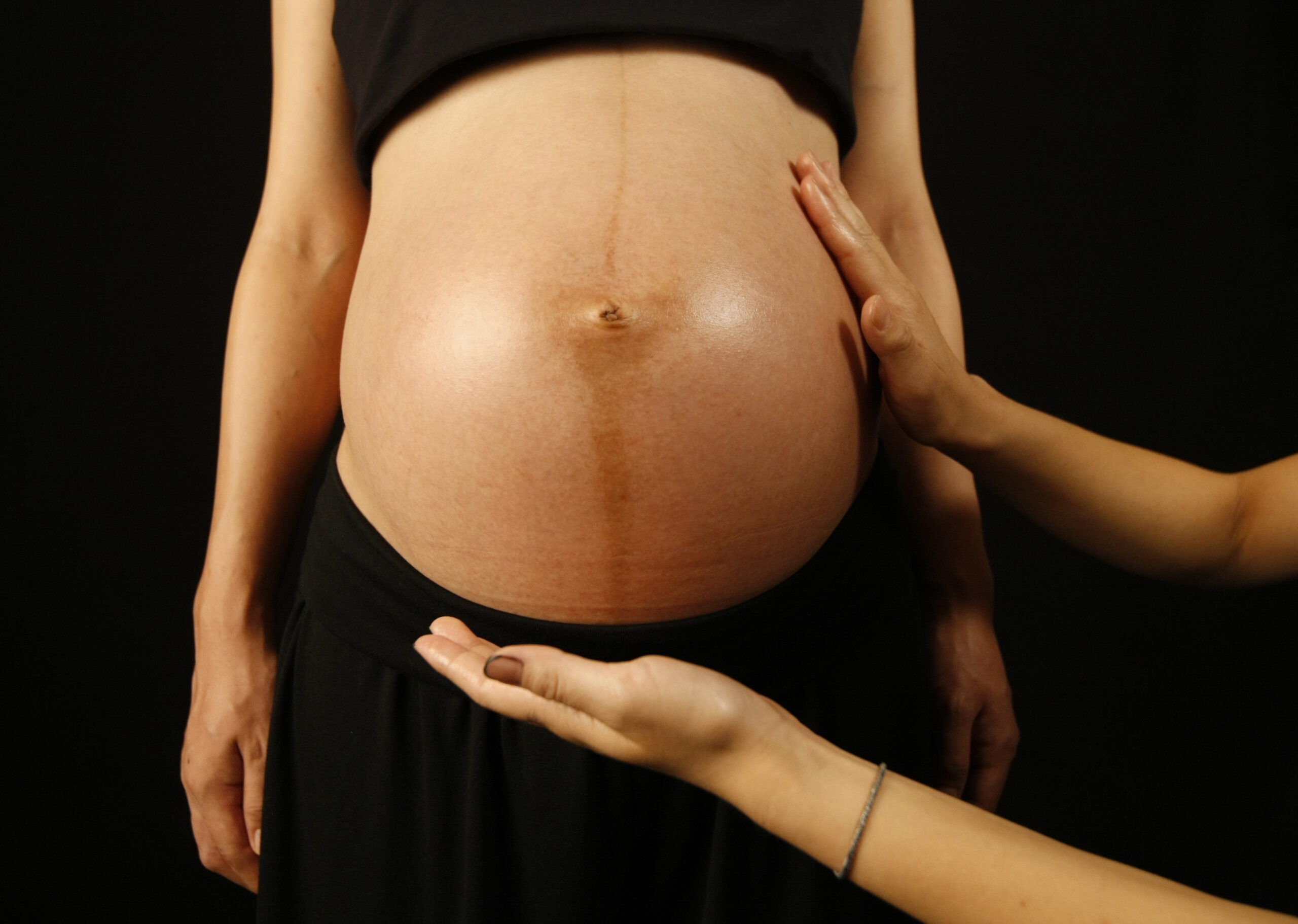 An employee applies massage oil on the bare belly of a pregnant client before her photo shoot at maternity photo studio "Ixchel" in Tokyo July 31, 2009. An increasing number of women who have just one child later in life are flocking to photo studios to have their pregnant bellies photographed to celebrate their bodies during a once-in-a-lifetime experience. Picture taken July 31, 2009.      To match Reuters Life! story JAPAN-MATERNITYNUDES/      REUTERS/Kim Kyung-Hoon (JAPAN SOCIETY ODDLY) (Reuters)