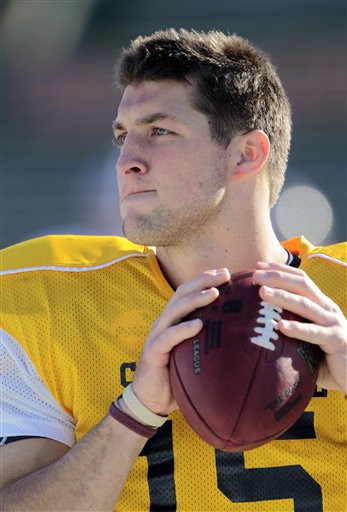 South squad quarterback Tim Tebow, of Florida, throws during practice for the NCAA college football Senior Bowl game, on Tuesday Jan. 26, 2010,  in Mobile, Ala.. (AP Photo/Dave Martin) (AP)