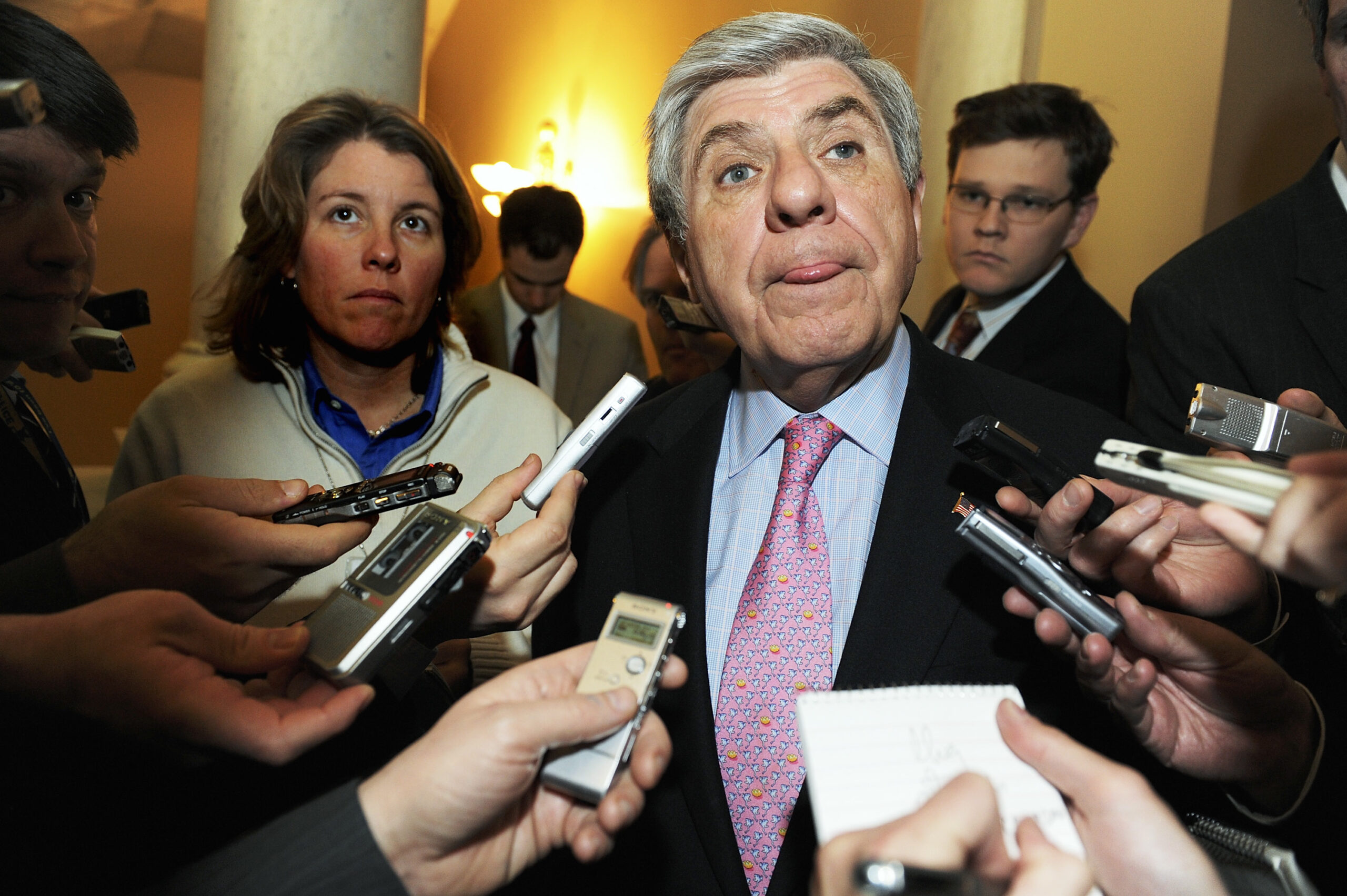 US Senator Ben Nelson (D-NE) talks with reporters about the economic stimulus bill at the US Capitol in Washington, February 6, 2009.  REUTERS/Jonathan Ernst   (UNITED STATES) (Reuters)