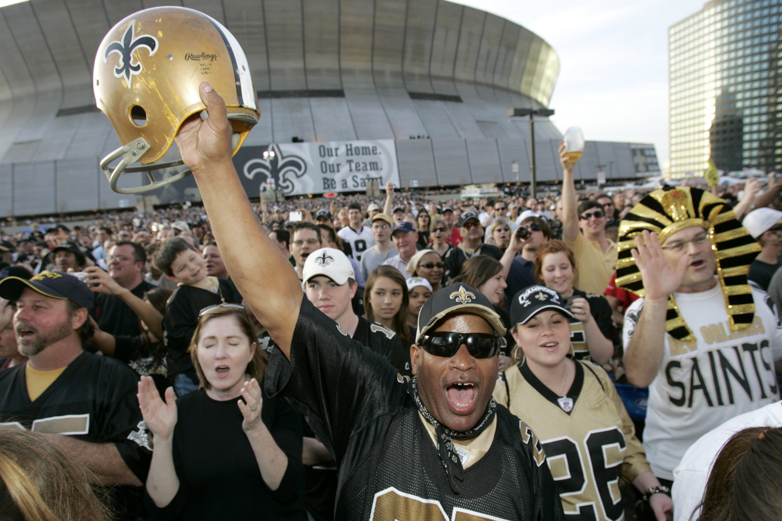 New Orleans Saints fans show support for their team outside the New Orleans Superdome before the Saints game with the Philadelphia Eagles in their NFC Divisional NFL playoff football game in New Orleans, January 13, 2007.     REUTERS/Lee Celano (UNITED STATES) (Reuters)