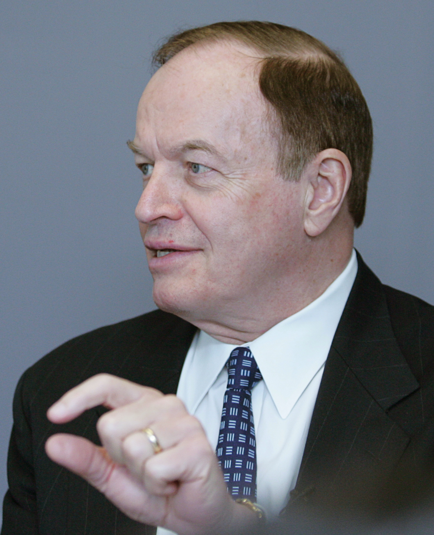 U.S. Sen Richard Shelby (R-AL) makes a point while taking questions at the Reuters Financial Regulation Summit in Washington, April 24, 2009. REUTERS/Stelios Varias (UNITED STATES POLITICS BUSINESS) (Reuters)