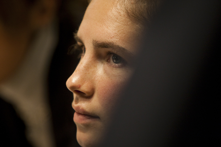 American university student Amanda Knox looks on during a murder trial session in Perugia December 3, 2009. Defendants Knox and her Italian ex-boyfriend Raffaele Sollecito are on trial for the 2007 murder of British student Meredith Kercher. REUTERS/Max Rossi (ITALY CRIME LAW)   BEST QUALITY AVAILABLE (Â© Max Rossi / Reuters)