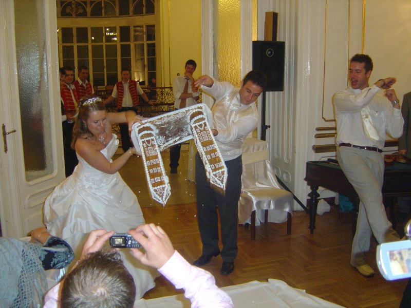 This wedding cake is doomed.