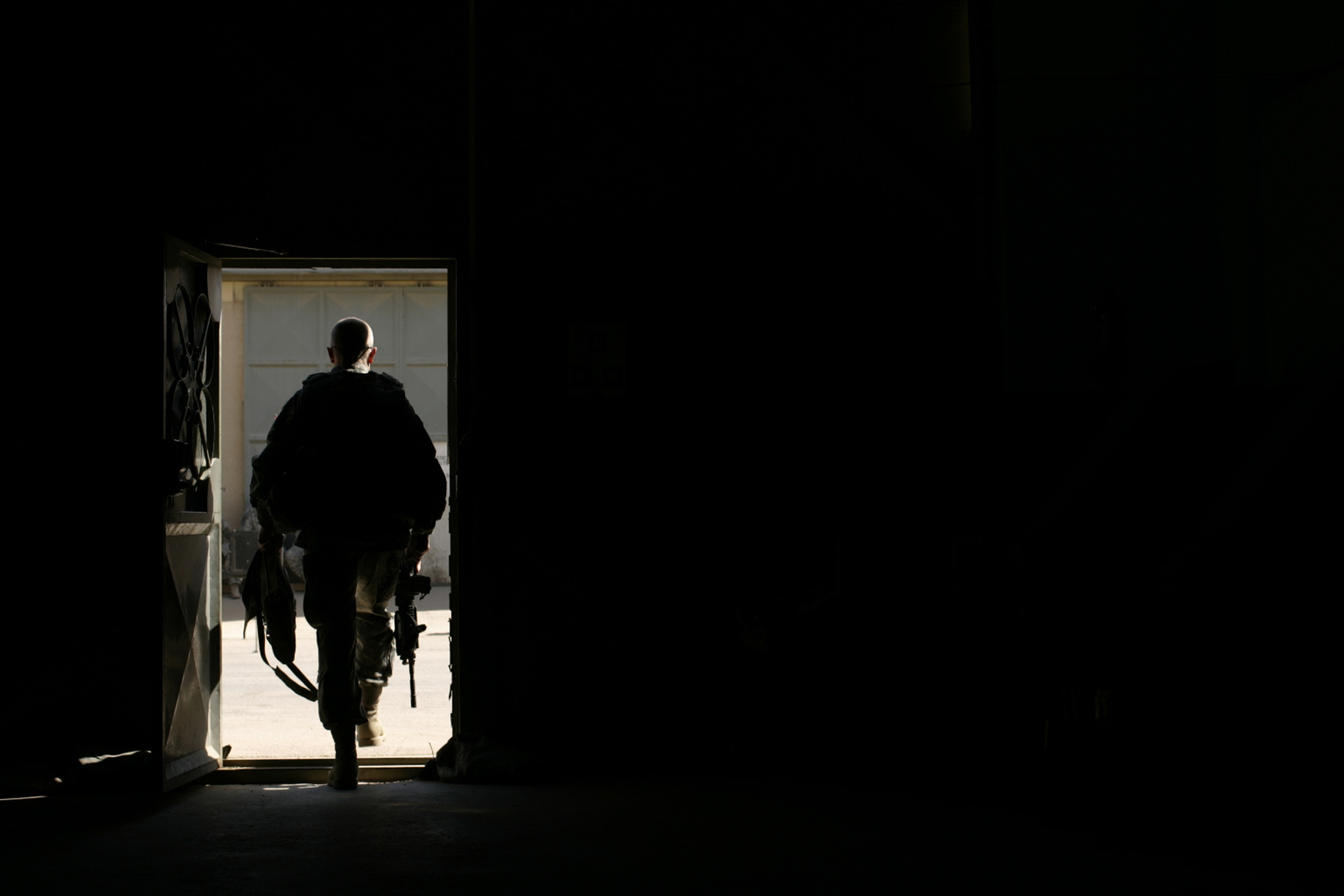 US. Col. David Brown, 47, MITT division team chief leaves a military base to join Iraq soldiers on a battlefield circulation patrol in Mosul June 10, 2008.  REUTERS/Eduardo Munoz (IRAQ) (Reuters)