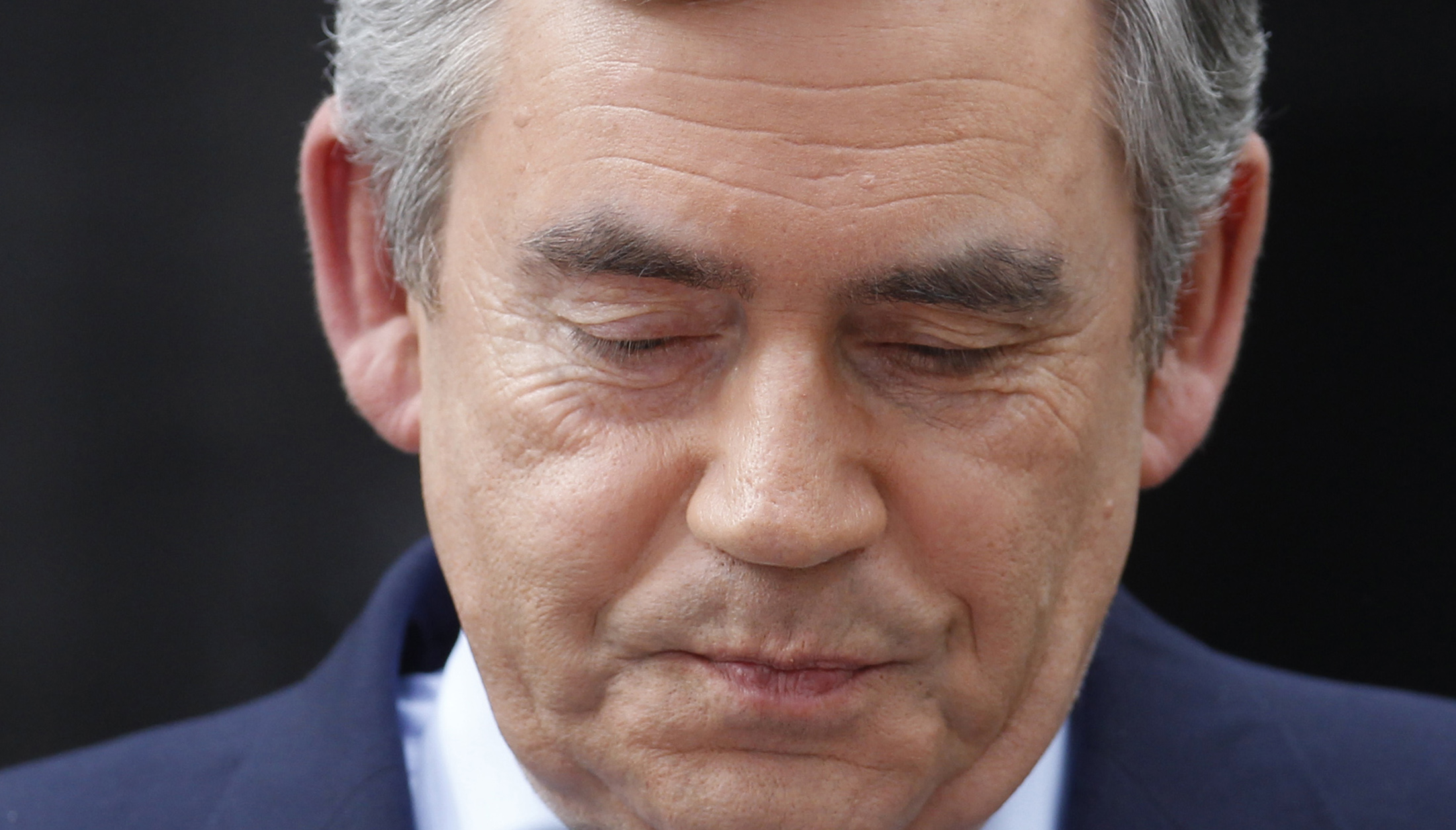 Britain's Prime Minister Gordon Brown delivers a statement outside his official residence of 10 Downing Street in London May 10, 2010. The Liberal Democrats want to hold formal talks with the ruling Labour party over forming a new government, British Prime Minister Gordon Brown said, adding he would step aside by later this year. "(Lib Dem leader) Mr Clegg has just informed me that while he intends to continue his dialogue that he has begun with the Conservatives, he now wishes also to take forward formal discussions with the Labour party," he told reporters.    REUTERS/Andrew Winning    (BRITAIN - Tags: ELECTIONS POLITICS BUSINESS) (Reuters)