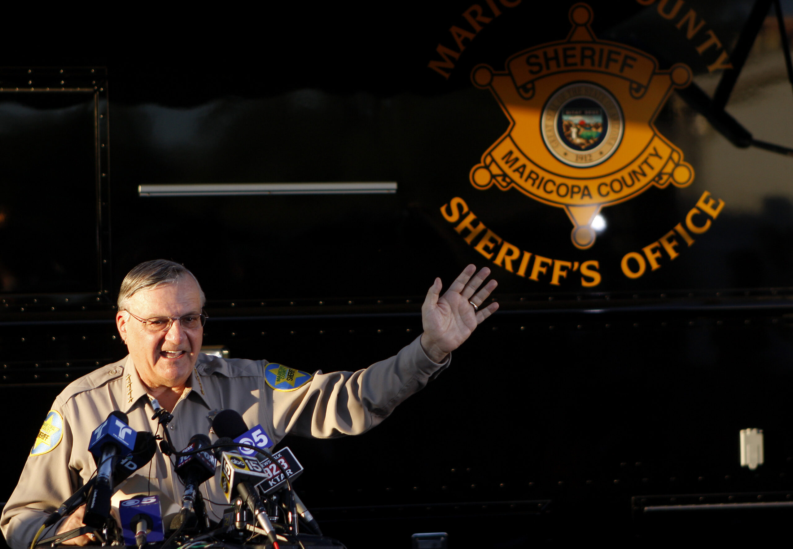 Maricopa County Sheriff Joe Arpaio speaks to reporters about his 12th crime-suppression operation during a news conference in Surprise, Arizona October 16, 2009. Earlier this month federal officials took away Arpaio's authority to make immigration arrests in the field. Arpaio had been facing criticism from Hispanic activists and lawmakers, claiming his crackdown methods on illegal immigrants involve racial profiling. REUTERS/Joshua Lott (UNITED STATES CRIME LAW POLITICS) (Reuters)