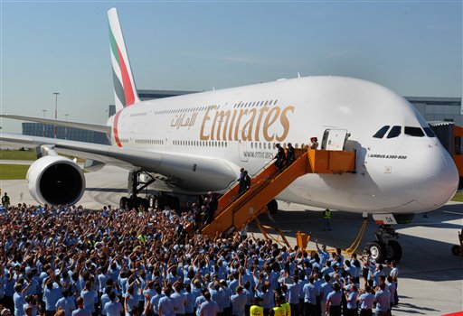 Thomas Enders, CEO des Flugzeugherstellers Airbus, und Scheich Ahmed bin Saeed Al Maktoum, auf der Gangway Mitte, verlassen am Montag, 28. Juni 2008 in Hamburg Finkenwerder waehrend der feierlichen bergabe des ersten Airbus A380 an die Fluglinie Emirates aus Dubai das Flugzeug. Emirates erhielt den ersten von insgesamt 58 bestellten Flugzeugen diese Typs. (AP Photo/Fabian Bimmer) --- Airbus CEO Thomas Enders, on Gangway center left, and HRH Sheikh Ahmed bin Saeed Al Maktoum, on Gangway center right, leave an Airbus A380 airplane during the first delivery ceremony to Emirates Airline at the German Airbus plant in Hamburg Finkenwerder, Germany, on Monday, July 28, 2008. Emirates ordered 58 aircrafts of the A380 type. (AP Photo/Fabian Bimmer) (Associated Press)