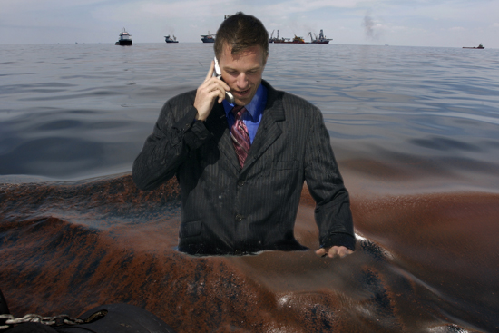 Dispersed oil caught in the wake of a transport boat floats on the waters of the Gulf of Mexico close to the site of the BP oil spill as Discoverer Enterprise drill ship is seen on the horizon approximately 42 miles off the coast of Louisiana May 18, 2010    REUTERS/Hans Deryk   (UNITED STATES - Tags: ENVIRONMENT DISASTER ENERGY BUSINESS) (Â© Hans Deryk / Reuters)