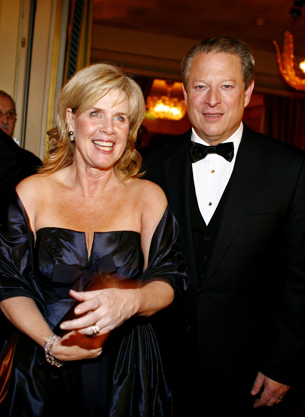 Nobel Peace Prize laureate Al Gore (R) and his wife Tipper arrive to attend the Nobel Banquet at the Grand Hotel in Oslo December 10, 2007.  .

REUTERS/Sara Johannessen/Scanpix  (NORWAY)    NORWAY OUT. NO COMMERCIAL USE (Â© Scanpix Norway / Reuters)