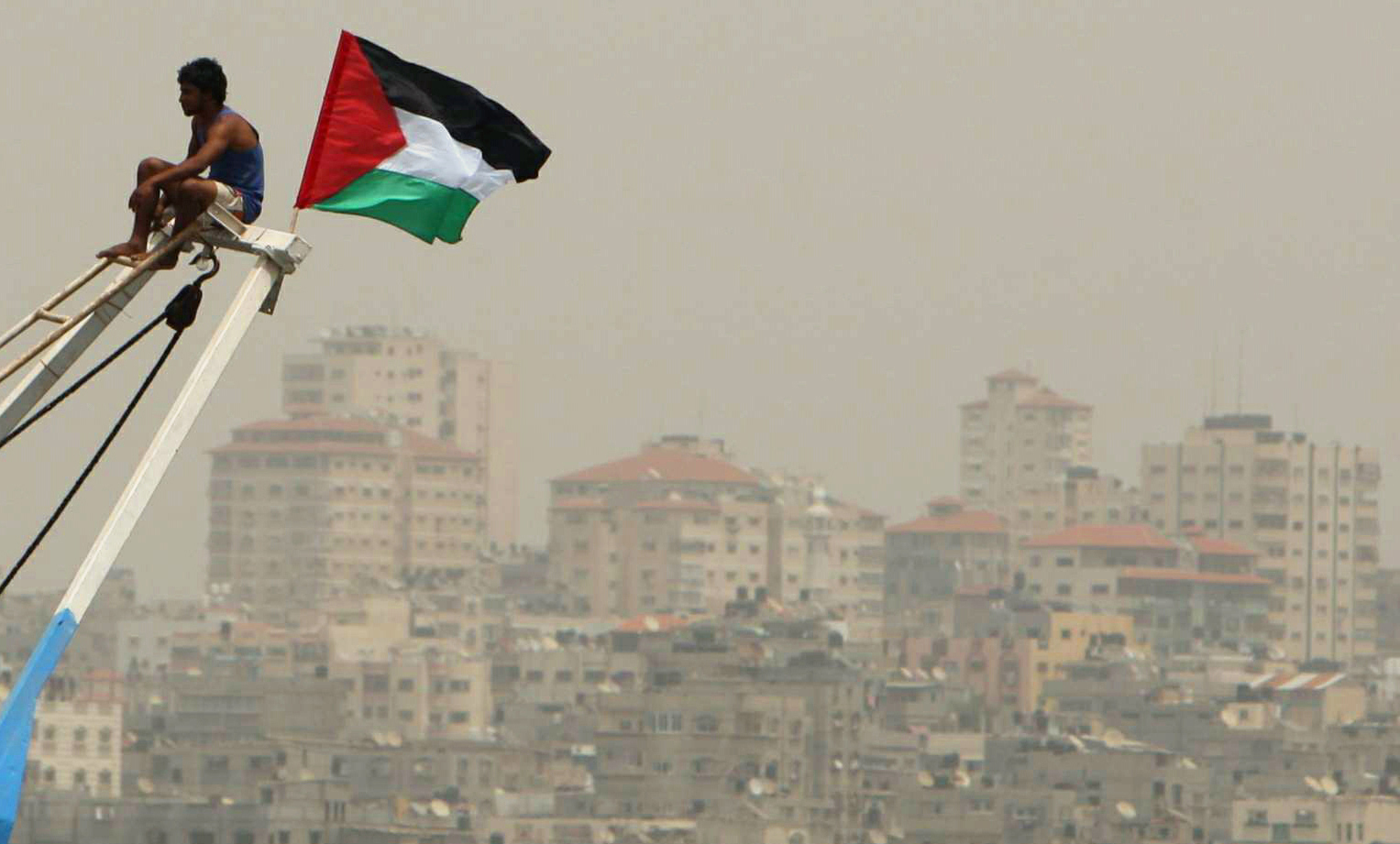 A Palestinian rides a boat during a protest at the Gaza Seaport against Israel's interception of of Gaza-bound ships, June 3, 2010. Israel, deflecting a U.N. demand for an international investigation, proposed on Thursday an Israeli inquiry with the participation of outside observers into its lethal seizure of a Gaza-bound Turkish ship. REUTERS/Mohammed Salem (GAZA - Tags: POLITICS CIVIL UNREST) (Reuters)
