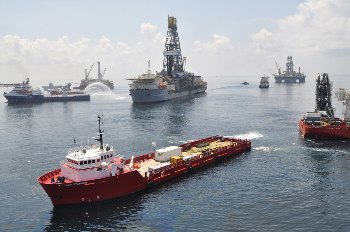 Ships and drilling rigs surround the Discoverer Enterprise as it continues to recover oil from the Deepwater Horizon drill site in the Gulf of Mexico, in this June 15, 2010 handout photo.  REUTERS/Bob Laura/U.S. Coast Guard/Handout   (UNITED STATES - Tags: DISASTER ENERGY ENVIRONMENT BUSINESS) FOR EDITORIAL USE ONLY. NOT FOR SALE FOR MARKETING OR ADVERTISING CAMPAIGNS (Â© Ho New / Reuters)