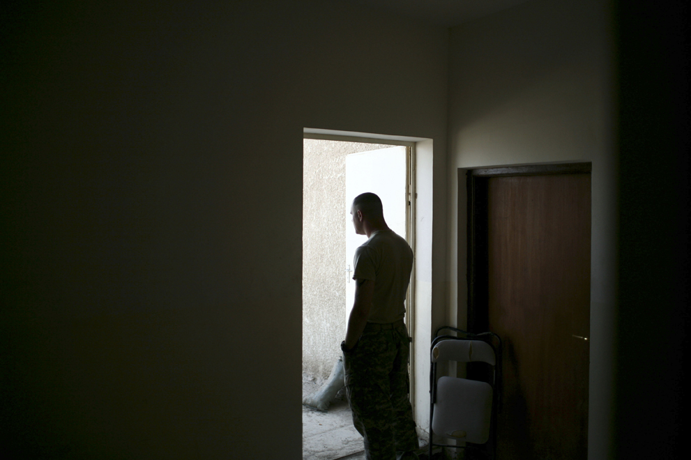 A U.S. soldier stands at the door of a police station, part of the GSS (General Security System), in the southeast of Baghdad, February 28, 2007. REUTERS/Carlos Barria (IRAQ) (Â© Carlos Barria / Reuters)