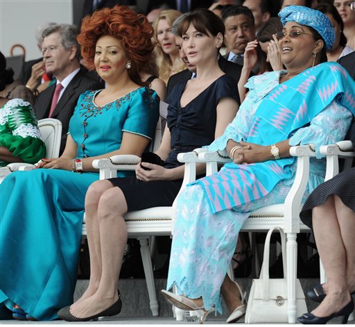 France First lady Carla Bruni-Sarkozy, center, flanked by Cameroon first lady Chantal Biya, left, and Burkina Faso's Chantal Compaore attend the annual Bastille Day military parade in Paris, Wednesday, July 14, 2010.  (AP Photo/Eric Feferberg, Pool) (AP)