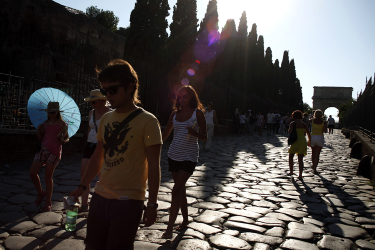 People walk in Rome's ancient Fori Imperiali during a hot summer day July 21, 2010. REUTERS/Alessia Pierdomenico (ITALY - Tags: ENVIRONMENT TRAVEL SOCIETY) (Â© Alessia Pierdomenico / Reuters)