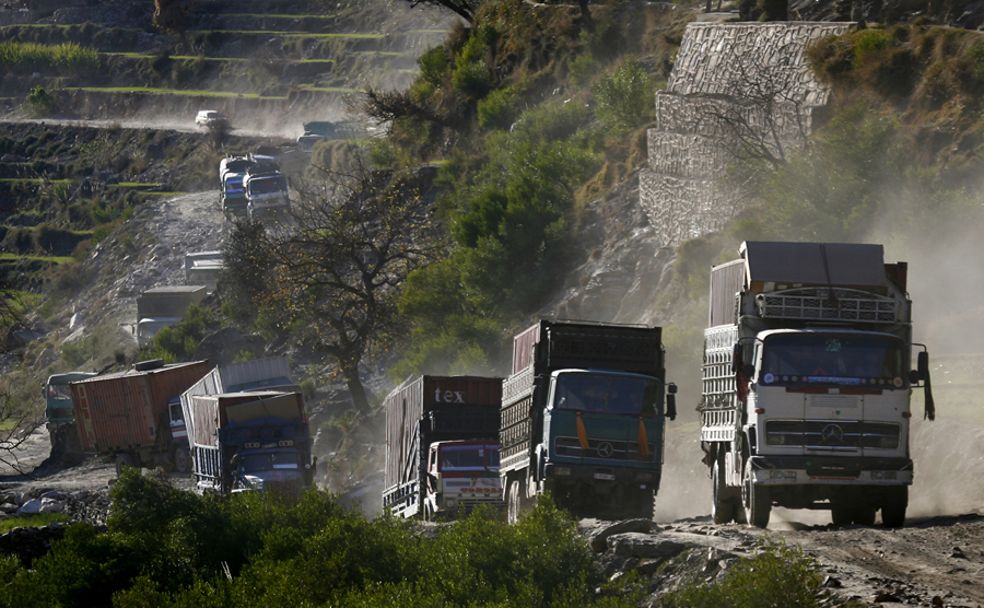 A convoy of Afghan trucks carrying wheat and US military supplies travels through Kunar Province in eastern Afghanistan December 28, 2008. REUTERS/Bob Strong  (AFGHANISTAN) (Â© Bob Strong / Reuters)