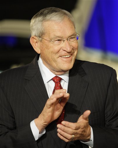 General Motors Co. CEO Edward Whitacre Jr., claps during a news conference at the GM Fairfax plant Wednesday, April 21, 2010, near Kansas City, Kan. (AP Photo/Orlin Wagner) (AP)