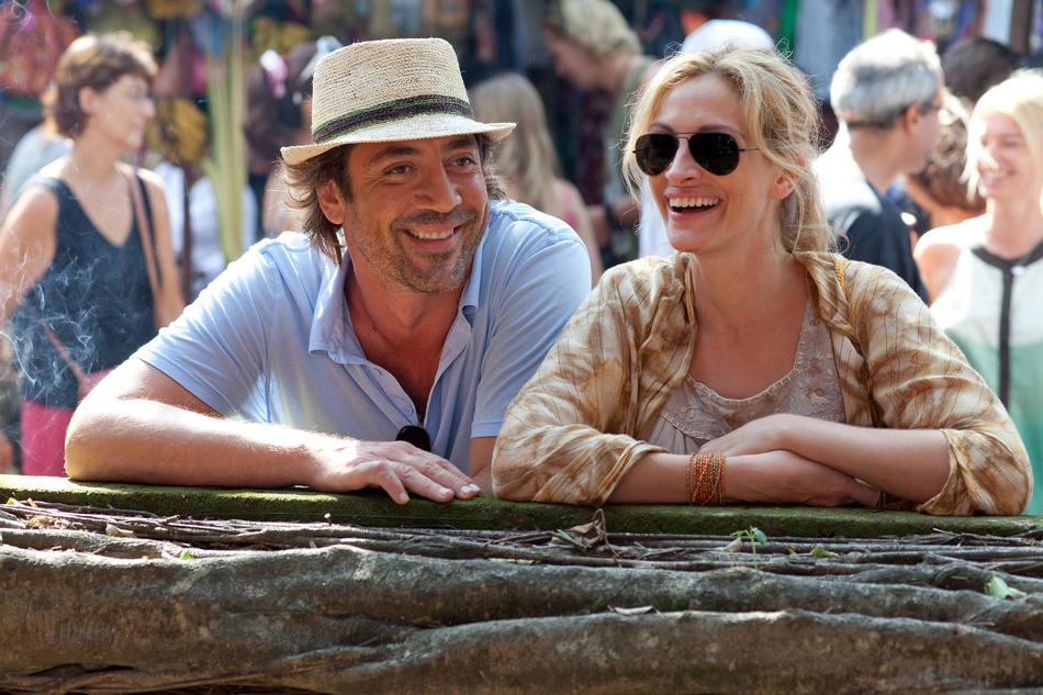 Javier Bardem as "Felipe" and Julia Roberts as "Elizabeth Gilbert" in Indonesia in Columbia Pictures' EAT PRAY LOVE. (Photography By: FranÃ§ois Duhamel)