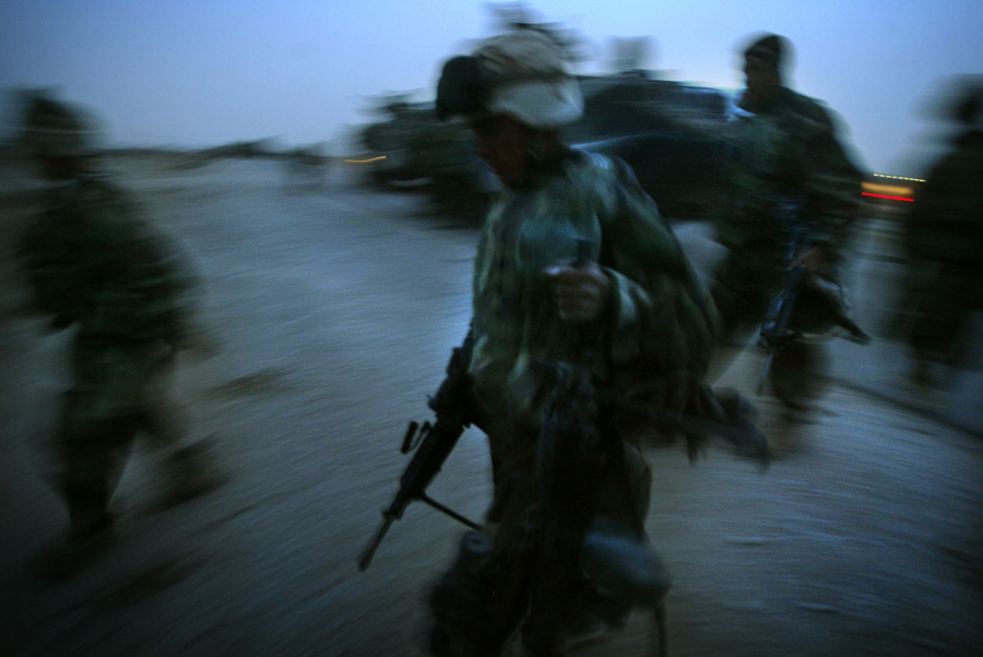 U.S. marines run with their combat gear to take position in the suburbs of
the town of Nasariyah in Iraq March 24, 2003. U.S. marines were fighting on
Monday to take control of Nassiriya where the city's defenders were putting
up stout resistance. REUTERS/Damir Sagolj    Pictures of the month March
2003

DS/FMS (Â© Reuters Photographer / Reuters)