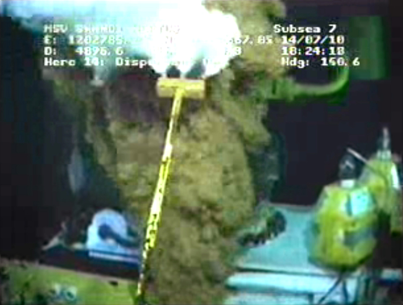 Work continues on equipment at the site of the BP oil well leak in the Gulf of Mexico, in this image captured from a BP live video feed July 14, 2010. BP Plc on Wednesday started a crucial test on its ruptured oil well in the Gulf of Mexico that it hopes will lead to halting the flow of crude that has polluted the sea and shoreline since April.  REUTERS/BP/Handout  (UNITED STATES - Tags: DISASTER ENERGY BUSINESS POLITICS ENVIRONMENT) FOR EDITORIAL USE ONLY. NOT FOR SALE FOR MARKETING OR ADVERTISING CAMPAIGNS (Â© Ho New / Reuters)