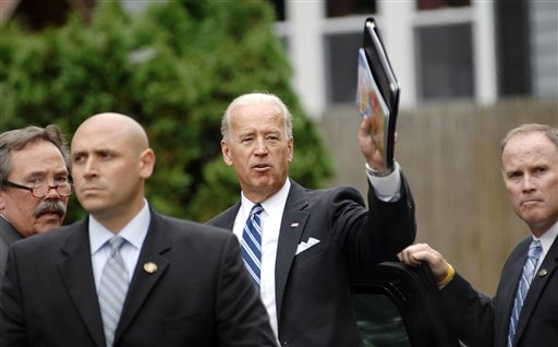 Vice President Joe Biden waves after speaking in the living room of Lorrie and Robert Cochran in Manchester, N.H., Monday, Sept. 27,2010. (AP Photo/Thomas Roy, Pool) (AP)