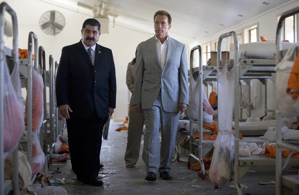 California Governor Arnold Schwarzenegger (R) tours an area at the California Institution for Men with acting Warden Aref Fakhoury  in Chino, California August 19, 2009. A riot occurred at the prison last week as the state deals with a problematic overcrowding of the states prison system.    REUTERS/Office of the Governor/Handout  (UNITED STATES POLITICS CRIME LAW CONFLICT) FOR EDITORIAL USE ONLY. NOT FOR SALE FOR MARKETING OR ADVERTISING CAMPAIGNS (Â© Ho New / Reuters)