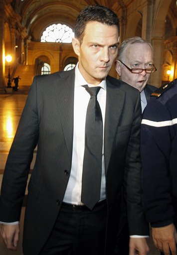 ALTERNATE CROP TO PAR101 DATED OCT 5 2010 - Jerome Kerviel, followed by his lawyer Olivier Metzner, arrives at the Paris courthouse, Tuesday Oct. 5, 2010. The Paris court will hand down a verdict in the case of the former French trader accused of masterminding one of history's biggest trading frauds and costing one of France's largest banks billions in losses. Kerviel, the 33-year-old former index futures trader at Societe Generale SA, risks five years in prison and a euro 375,000 ($513,000) fine on charges related to the claim that he covered up bets worth nearly euro 50 billion, or more than the bank was worth, between late 2007 and early 2008. (AP Photo/Laurent Cipriani) (AP)