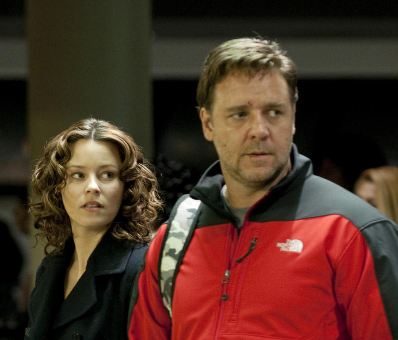 Elizabeth Banks and Russell Crowe in "The Next Three Days"