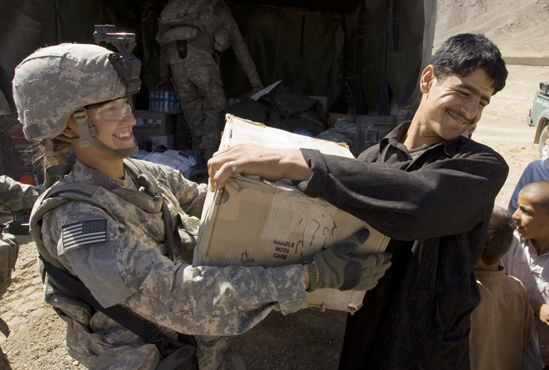 U.S. Private Charlie Johnson of 3rd Brigade Special Troops Battalion, 10th Mountain Division gives a box to an Afghan man during a hospital supply delivery in the village of Dah-e-Naw in Logar Province of Afghanistan July 23, 2009.   REUTERS/Shamil Zhumatov (AFGHANISTAN CONFLICT MILITARY POLITICS SOCIETY) (?? Shamil Zhumatov / Reuters)