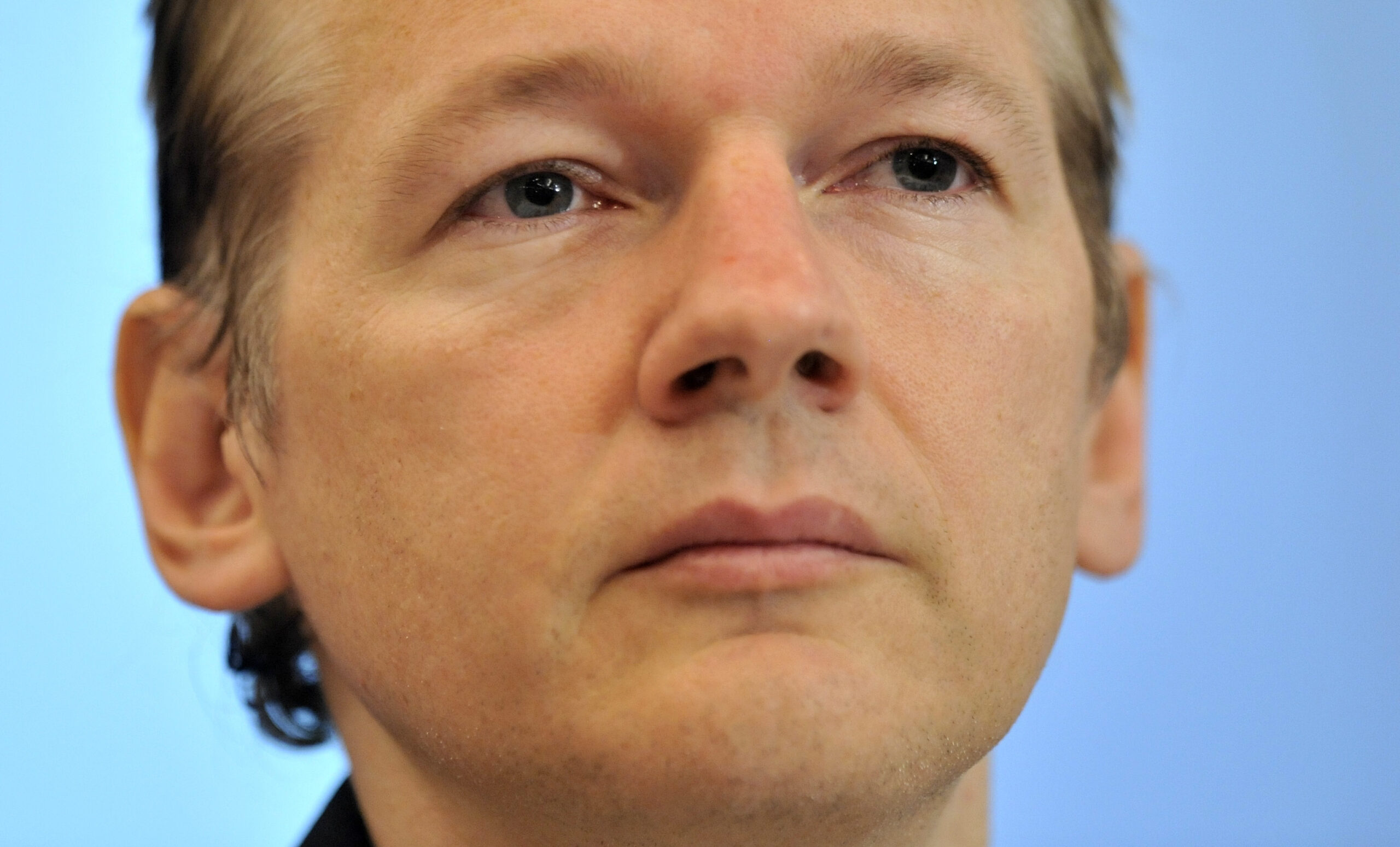 ARCHIV: Der Gruender der Internetplattform "Wikileaks", Julian Assange, aufgenommen bei einer Pressekonferenz in London (Foto vom 23.10.10). Assange ist in Grossbritannien verhaftet worden. Die Polizei erklaerte am Dienstag (07.12.10), die Grundlage sei ein schwedischer Haftbefehl gewesen. (zu dapd-Text) Foto: Lennart Preiss/AP/dapd (Dapd)