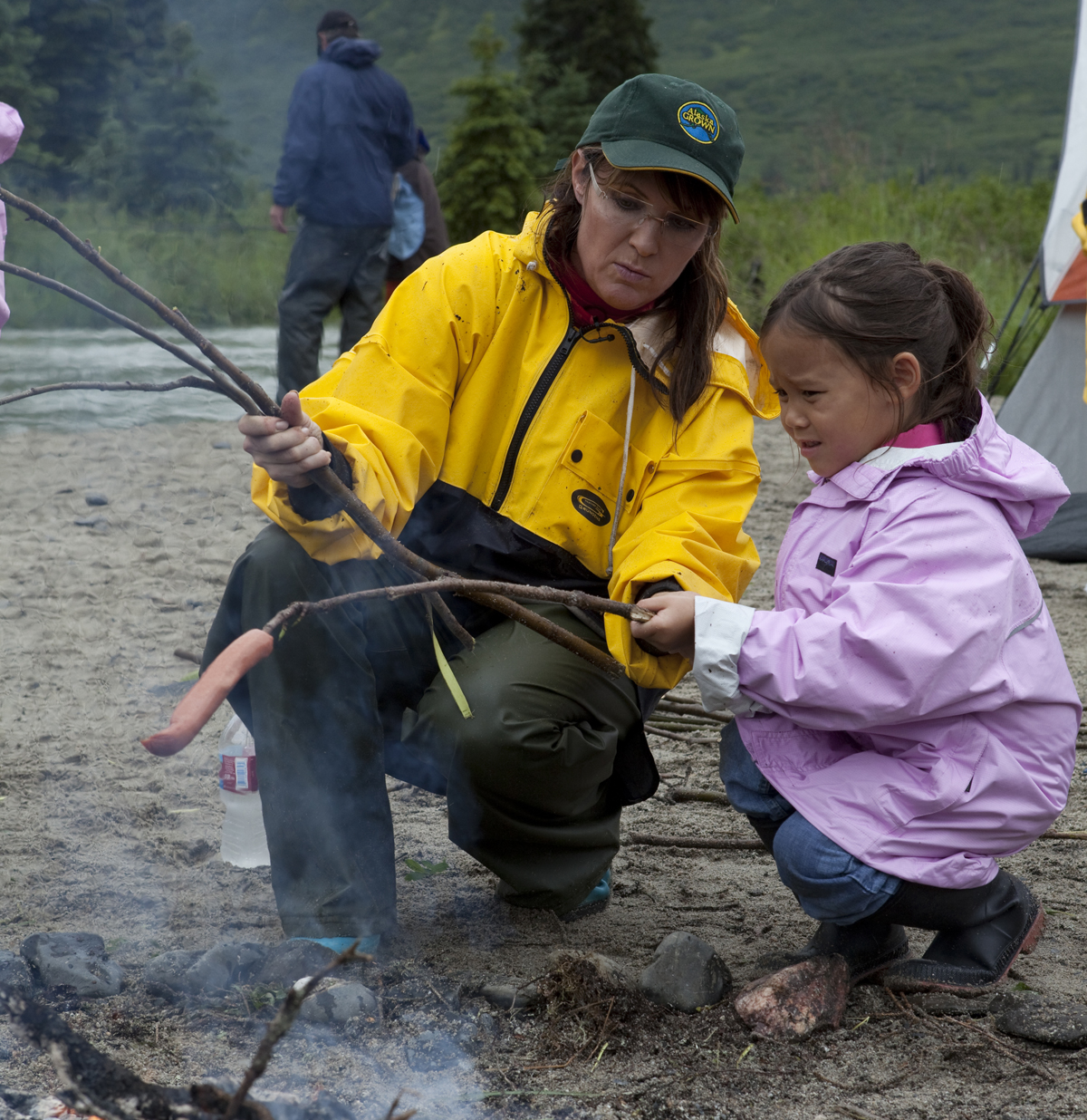 COFFEE CREEK, ALASKA, JUY 25 2010: Under a steady, pouring rain, Sarah Palin helps Gosselin kids make a smore at the remote camping spot where the Gosselins were supposed to camp with the Palins, but cancelled and left for a lodge because of the rain (photo Gilles Mingasson/Getty Images) (Gilles Mingasson/getty Images)