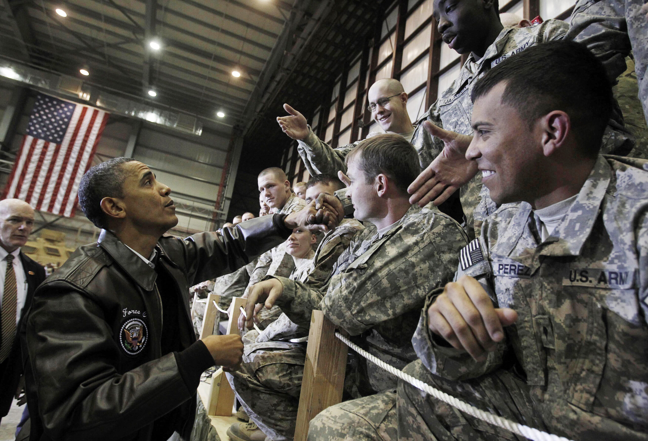 REFILE - QUALITY REPEAT

U.S. President Barack Obama meets with troops at Bagram Air Base, December 3, 2010.    REUTERS/Jim Young   (AFGHANISTAN - Tags: POLITICS MILITARY) (Reuters)