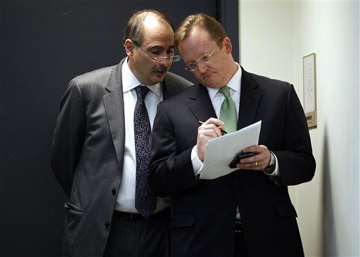 White House senior adviser David Axelrod, left, talks with White House press secretary Robert Gibbs during a news conference with President Barack Obama on Wednesday, Dec. 22, 2010 in Washington.  (AP Photo/Evan Vucci) (AP)