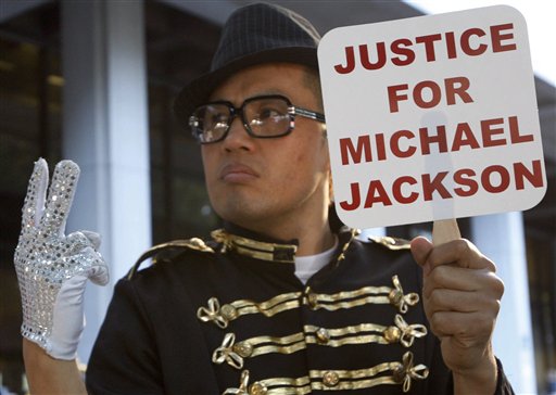 Sean Kang, a Michael Jackson fan from New York, holds up a sign in protest to Michael Jackson's doctor, Conrad Murray, at a Los Angeles Courthouse in downtown Los Angeles Tuesday, Jan. 4, 2011. Dr. Conrad Murray appeared in a Los Angeles court Tuesday to begin a multi-day hearing where prosecutors will lay out some of their evidence to support an involuntary manslaughter charge. (AP Photo/Nick Ut) (AP)