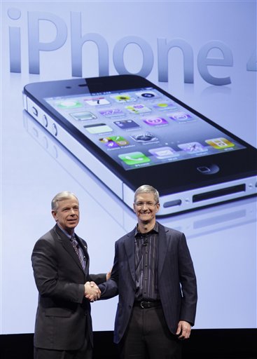 Lowell McAdam, left, Verizon President and COO, and Tim Cook, COO of Apple, announce that Verizon Wireless will carry Apple's iPhone, Tuesday, Jan. 11, 2011 in New York.  Verizon Wireless and Apple@ today announced that the iPhone@ 4 will be available on the Verizon Wireless network beginning on Thursday, February 10. Qualified Verizon Wireless customers will be given the exclusive opportunity to pre-order iPhone 4 online on February 3, ahead of general availability.(AP Photo/Mark Lennihan) (AP)