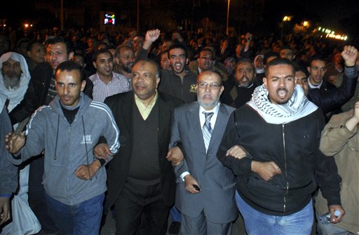 ** CORRECTS AFFILIATION TO MUSLIM BROTHERHOOD INSTEAD OF EGYPTIAN BROTHERHOOD ** Muslim Brotherhood seniors Essam el-Erian, centre right, and Saad el-Katatni, centre left, take part in a protest in Cairo, Egypt, Sunday, Jan. 30, 2011.  (AP Photo/Mohammed Abu Zaid) (AP)