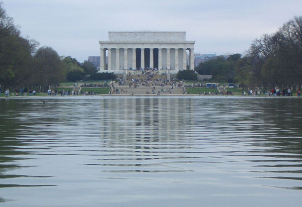 (<a href="http://en.wikipedia.org/wiki/File:Lincoln_memorial_reflecting_pool.jpg">Chensiyuan</a>)