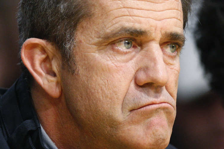 Actor Mel Gibson watches the Los Angeles Lakers play the Chicago Bulls in their NBA basketball game in Los Angeles November 18, 2007. (© Lucy Nicholson / Reuters)