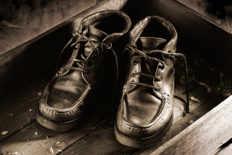 Pair of boots in a box of wood (Dsbfoto)