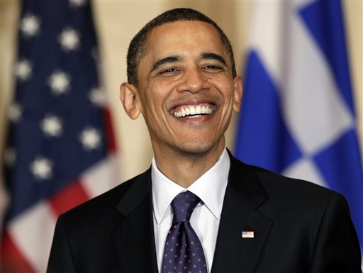 En esta foto de archivo del viernes 25 de marzo del 2011, el presidente Barack Obama sonríe ampliamente en un acontecimiento para festejar el Día de la Independencia de Grecia en el Salón Oriental de la Casa Blanca el viernes 25 de marzo del 2011 en Washington. El presidente Obama ofrecerá la noche del lunes 28 de marzo del 2011 un informe pormenorizado de las decisiones que tomó su gobierno para participar en las acciones militares contra el gobierno del presidente de Libia Moamar Gadafi. (Foto AP/Karolyn Kaster) (AP)
