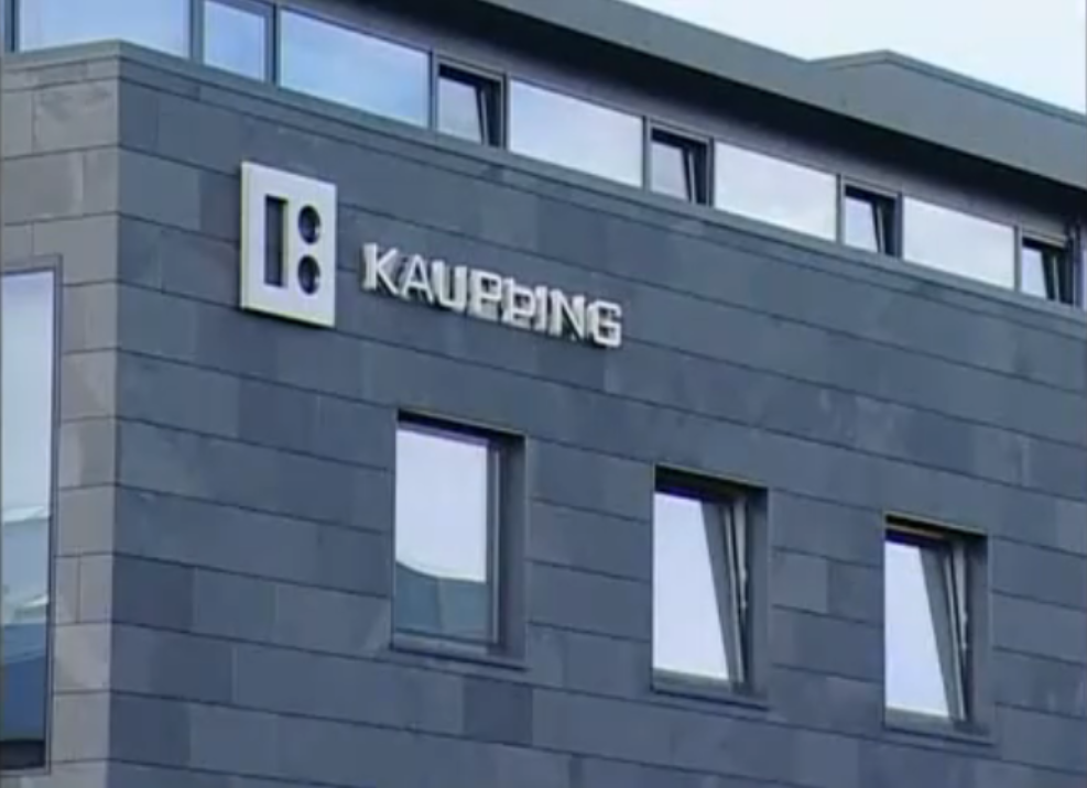 Entrepreneurs Robert and Vincent Tchenguiz are suspected of fraud in connection with the collapse of Icelandic bank Kaupthing.
