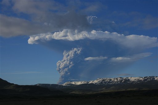 CORRECTS PHOTOG NAME FROM KRISTEN TO KRISTIN Smoke rises from the Grimsvotn volcano, Saturday, May 21, 2011 in Reykjavik, Iceland. Iceland's most active volcano has started erupting, scientists said Saturday _ just over a year after another eruption on the North Atlantic island shut down European air traffic for days. Iceland's Meteorological Office confirmed that an eruption had begun at the Grimsvotn volcano, accompanied by a series of small earthquakes. (AP Photo/Halldora Kristin Unnarsdottir) (AP)